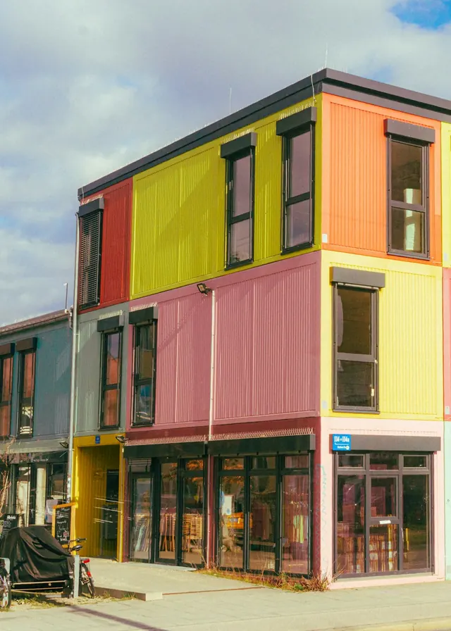 Edificio modular de tres plantas