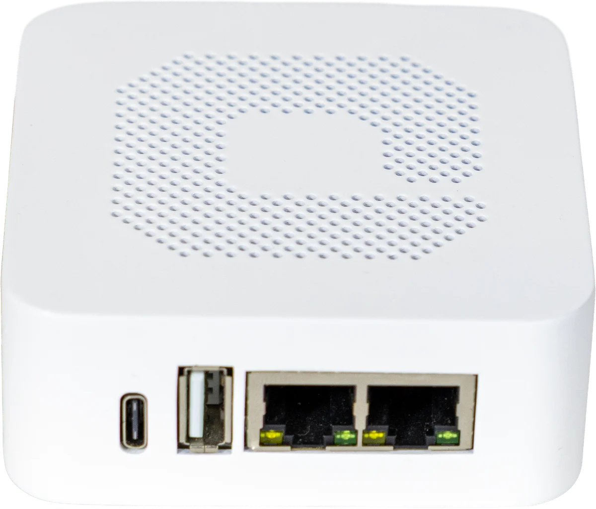 El gateway edalsoOne: una caja blanca y compacta, vista en tres cuartos, con la rejilla del logotipo arriba y sus puertos (USB-C, USB y dos Ethernet) en el frontal.